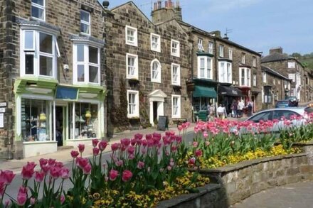 NO. 5 THE STABLES, character holiday cottage in Pateley Bridge