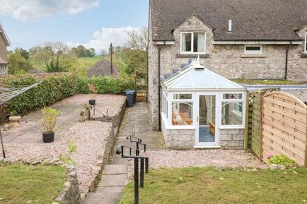 CLOUD VIEW COTTAGE, pet friendly, with a garden in Ashbourne