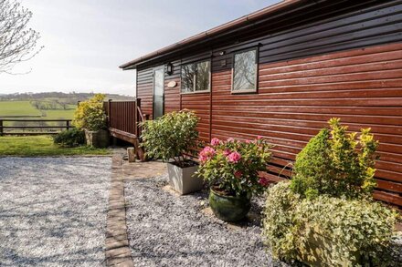 SUMMERTIME LODGE, family friendly, with a garden in Rhyd-Y-Foel