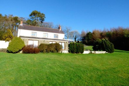 BLAENACHDDU, pet friendly, with hot tub in Newcastle Emlyn