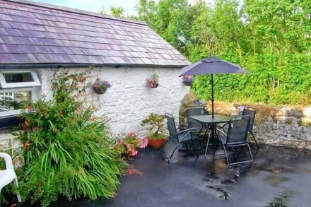 GORRIG BWTHYN, pet friendly, character holiday cottage in Llandysul