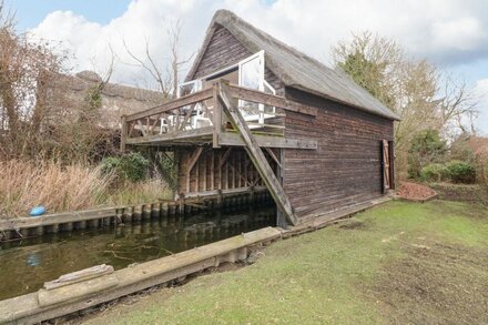 CYGNUS BOATHOUSE, character holiday cottage in South Walsham