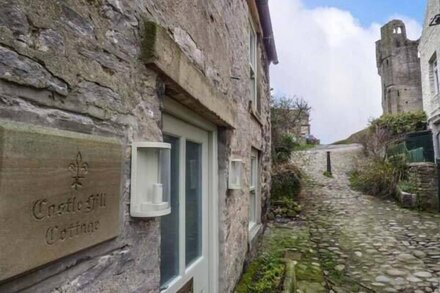 CASTLE HILL COTTAGE, pet friendly, with open fire in Middleham