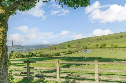 GOLDEN SLACK COTTAGE, family friendly, with open fire in Wincle