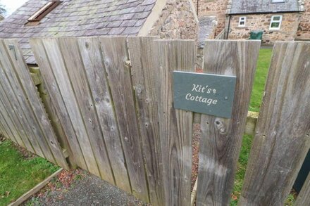 KITS COTTAGE, pet friendly, character holiday cottage in Belford