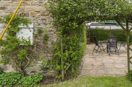 THE STABLES, pet friendly, with a garden in Hazelbury Bryan