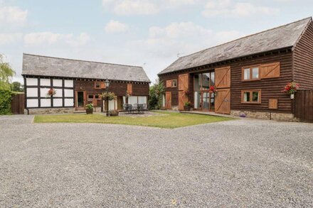 HOLLY BUSH, character holiday cottage, with a garden in Luntley