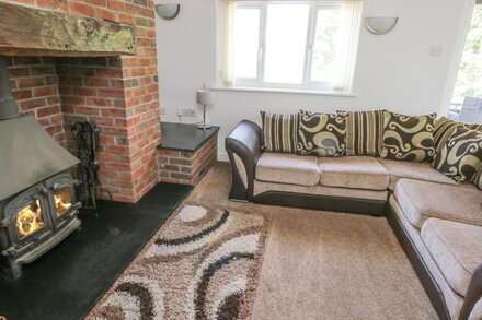 RHOSYDD COTTAGE, family friendly, with open fire in Brynteg