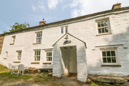 SCALE GILL FOOT, pet friendly, character holiday cottage in Cowgill