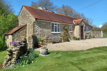 MAGPIE COTTAGE, pet friendly, with a garden in South Brewham