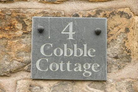 COBBLE COTTAGE, pet friendly, with open fire in Low Bentham