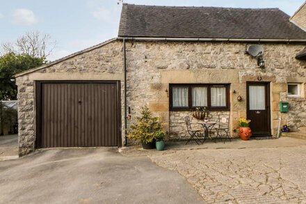 OXDALES COTTAGE, family friendly, with a garden in Alsop Moor