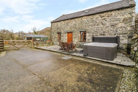 ISALLT, pet friendly, character holiday cottage in Llanfair