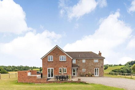 WOOD COTTAGE, pet friendly, with hot tub in Tenbury Wells