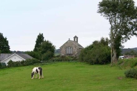 EGLWYS ST CYNFIL, family friendly, with a garden in Pwllheli