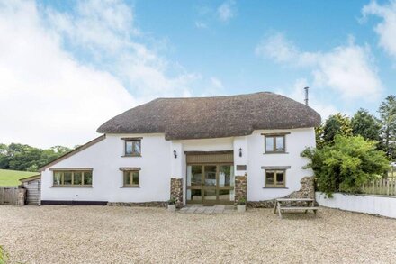 GROVES FISHLEIGH, pet friendly, with open fire in Hatherleigh