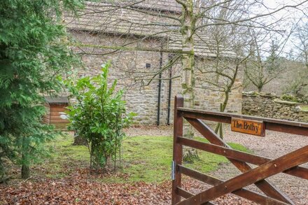 THE BOTHY, pet friendly, luxury holiday cottage in Redmire