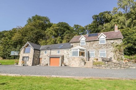 TYN LLWYN, pet friendly, character holiday cottage in Pencoed