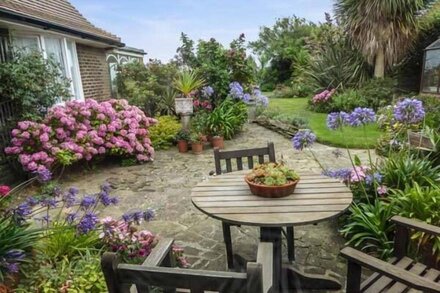 HERBRAND HOUSE, luxury holiday cottage, with a garden in Cooden Beach