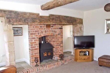 1 CABIN KNOLL, family friendly, luxury holiday cottage in Calwich