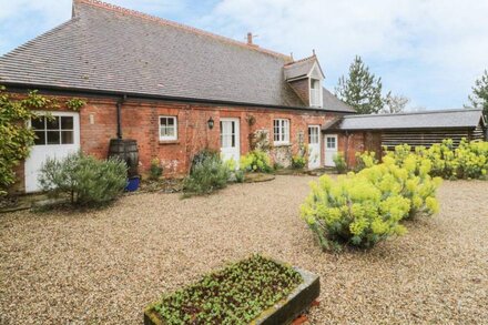 ROOKWOODS, pet friendly, character holiday cottage in Sible Hedingham