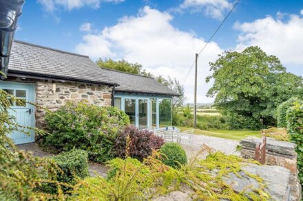 BWTHYN GWYN, family friendly, with open fire in Penmynydd