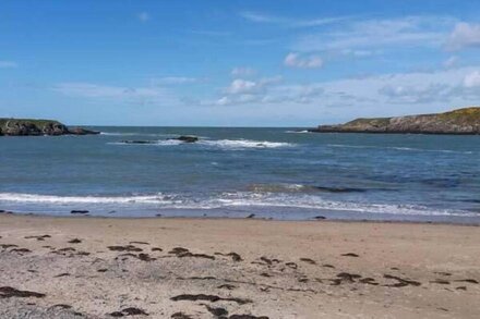 YSGUBOR NEWYDD, pet friendly, country holiday cottage in Cemaes Bay