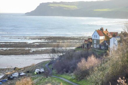 COTTAGE VAL, pet friendly, character holiday cottage in Ravenscar