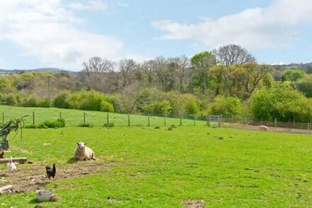 STONE COTTAGE, pet friendly, character holiday cottage in Nannerch