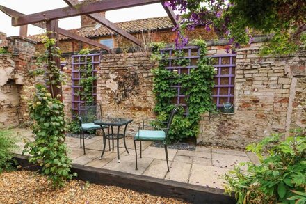 JACK'S CORNER, pet friendly, character holiday cottage in King's Lynn