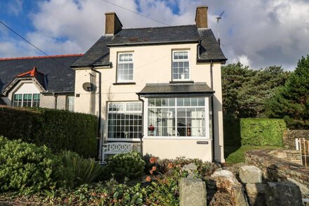 TY'R YSGOL, pet friendly, luxury holiday cottage in Morfa Bychan