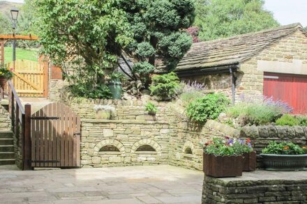 ROSE COTTAGE, romantic, character holiday cottage in Chinley