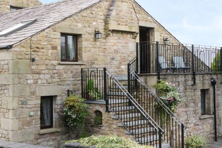 HAZELWOOD COTTAGE, with a garden in Ingleton