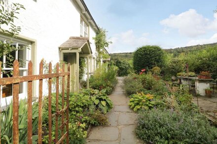 THE SHIPPEN, pet friendly, character holiday cottage in Crosslands