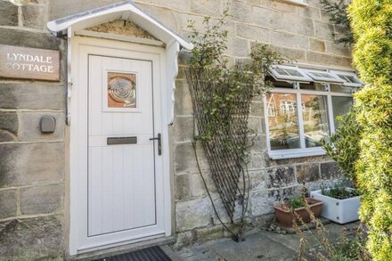 LYNDALE COTTAGE, family friendly, with open fire in Robin Hood’s Bay