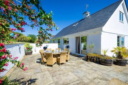 Dolphin Bach - Four Bedroom House, Sleeps 8