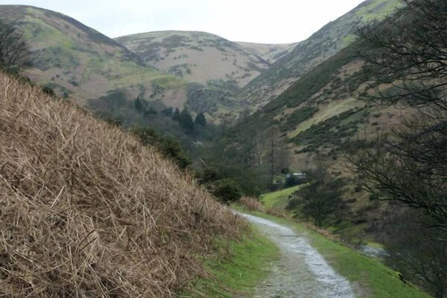 SHEPHERDS COTTAGE, pet friendly, with a garden in Church Stretton