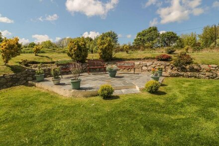 BWTHYN CLYD, family friendly, with a garden in Llanddaniel Fab