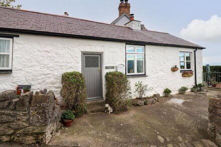 CRAIGLWYD BACH, pet friendly, country holiday cottage in Llandudno