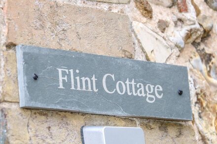 FLINT COTTAGE, pet friendly, character holiday cottage in Swaffham