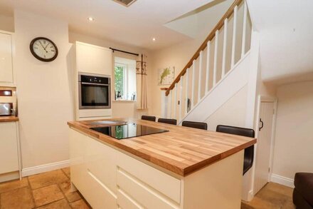 THE STABLES, pet friendly, luxury holiday cottage in Great Tew