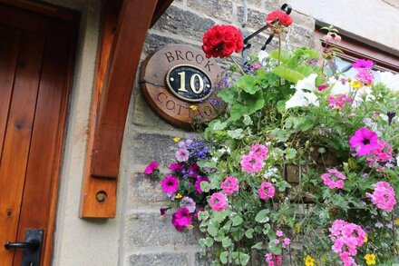 BROOK COTTAGE, family friendly, character holiday cottage in Hayfield