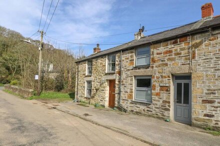 TREVEAN, pet friendly, with open fire in Redruth