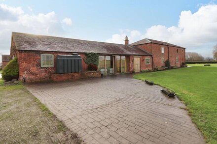 THE BARN, family friendly, luxury holiday cottage in Cockshutt