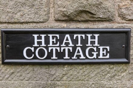 HEATH COTTAGE, character holiday cottage, with a garden in Edale