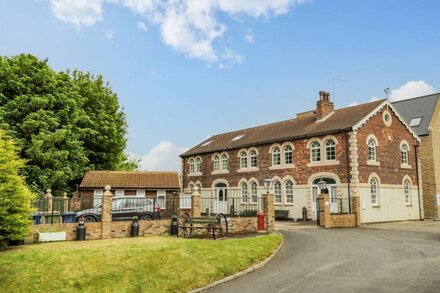 THE POWER HOUSE, pet friendly, with hot tub in Skinningrove