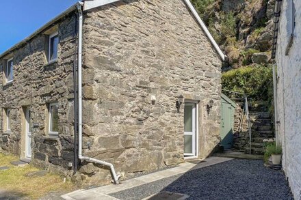 TY CYNON, family friendly, with open fire in Blaenau Ffestiniog