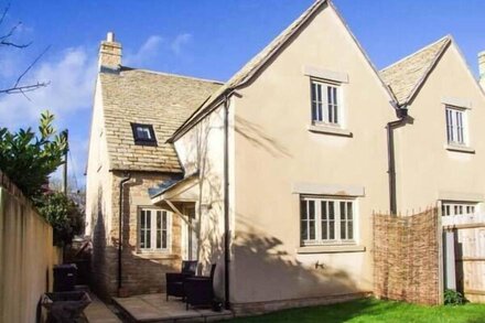 JUBILEE MEWS, pet friendly, with a garden in Andoversford