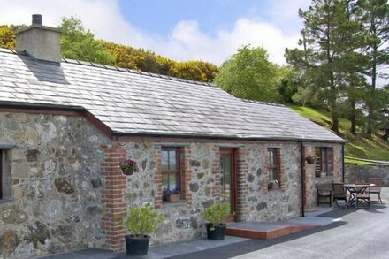 PENRALLT COTTAGE, family friendly, with a garden in Y Felinheli