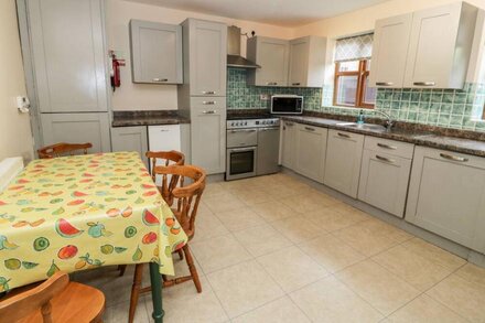 DDOL HELYG FARMHOUSE, pet friendly, with a garden in Llanrug